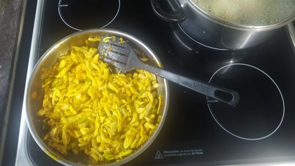 Refrito del arroz con pollo