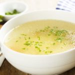 Caldo o consome de pollo