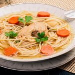 Sopa de pollo con fideo